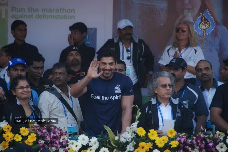 Bolly Celebs at Mumbai Marathon 2011 - 68 / 96 photos
