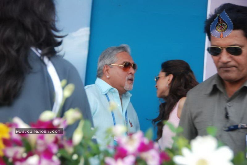 Bolly Celebs at Mumbai Marathon 2011 - 69 / 96 photos