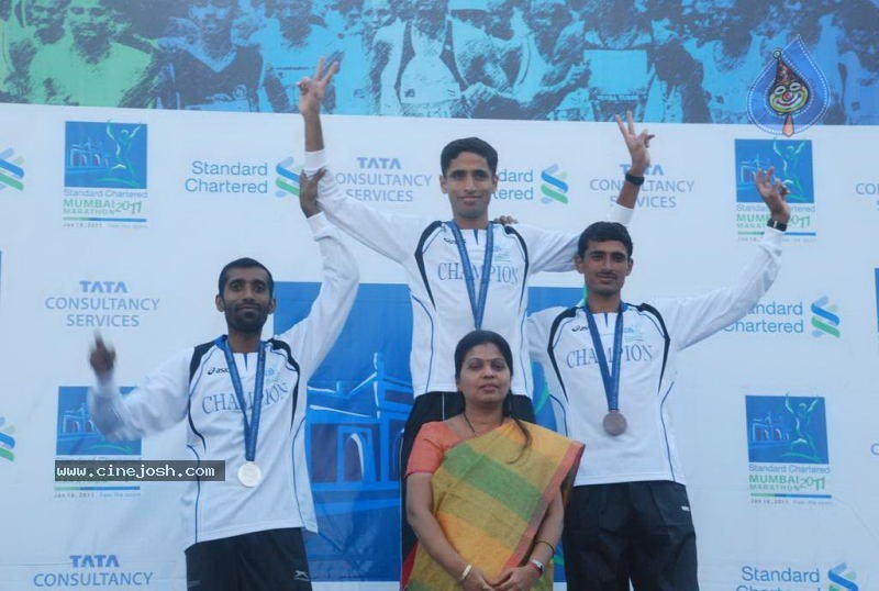 Bolly Celebs at Mumbai Marathon 2011 - 72 / 96 photos