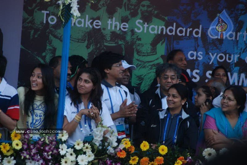 Bolly Celebs at Mumbai Marathon 2011 - 73 / 96 photos
