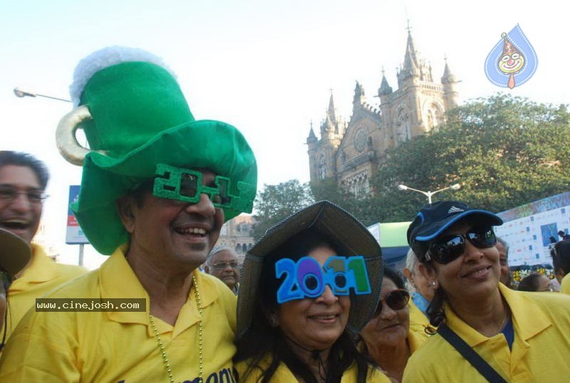 Bolly Celebs at Mumbai Marathon 2011 - 75 / 96 photos