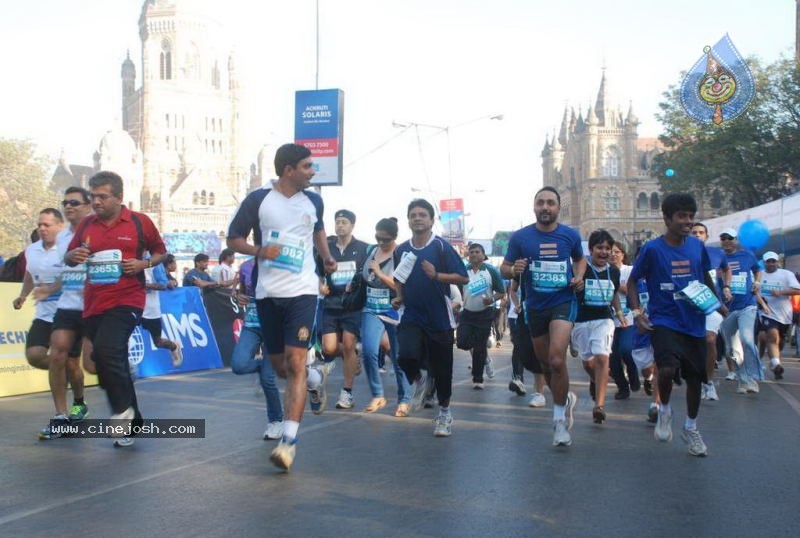 Bolly Celebs at Mumbai Marathon 2011 - 76 / 96 photos