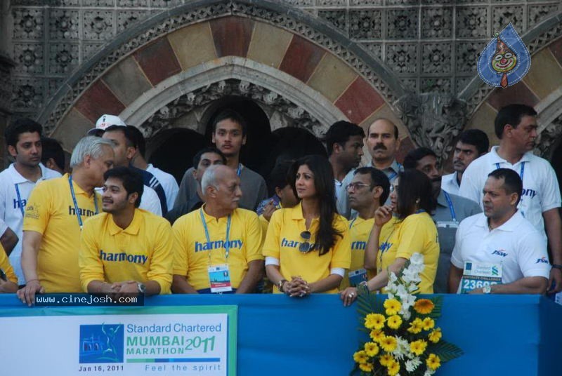Bolly Celebs at Mumbai Marathon 2011 - 78 / 96 photos