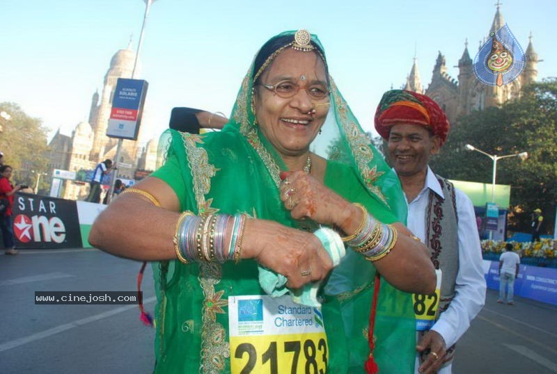Bolly Celebs at Mumbai Marathon 2011 - 82 / 96 photos