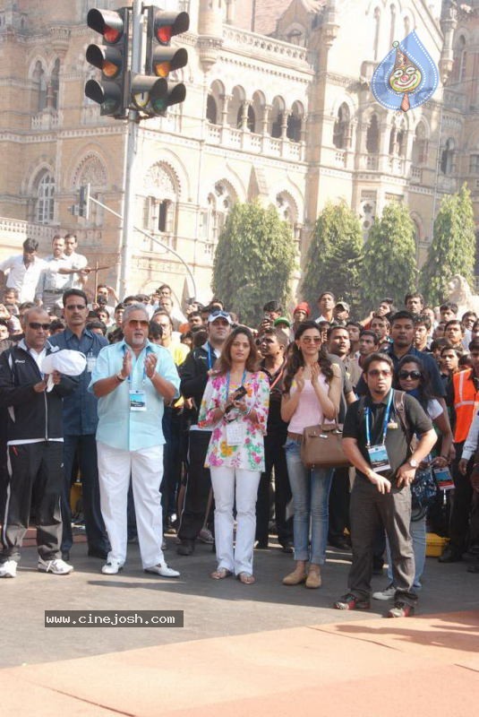 Bolly Celebs at Mumbai Marathon 2011 - 88 / 96 photos
