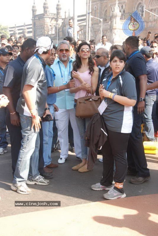 Bolly Celebs at Mumbai Marathon 2011 - 89 / 96 photos