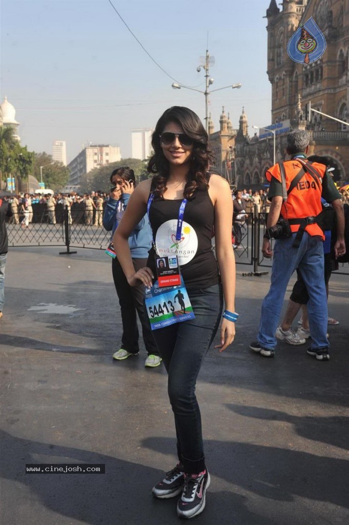 Bolly Celebs at Mumbai Marathon 2013 Event - 7 / 82 photos
