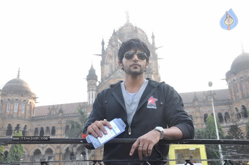 Bolly Celebs at Mumbai Marathon 2013 Event - 9 / 82 photos