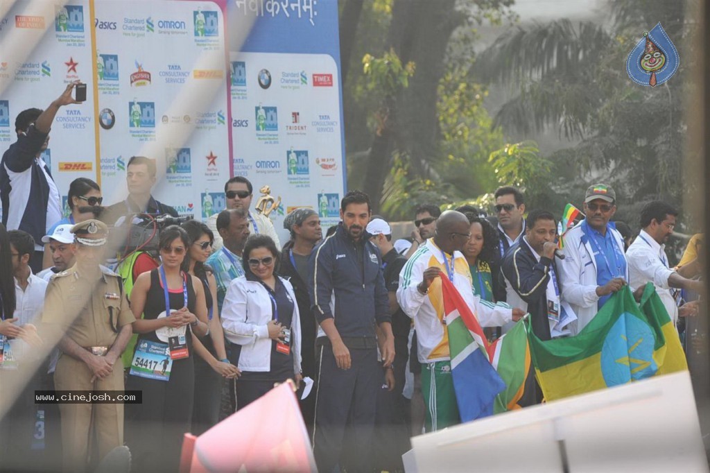 Bolly Celebs at Mumbai Marathon 2013 Event - 32 / 82 photos