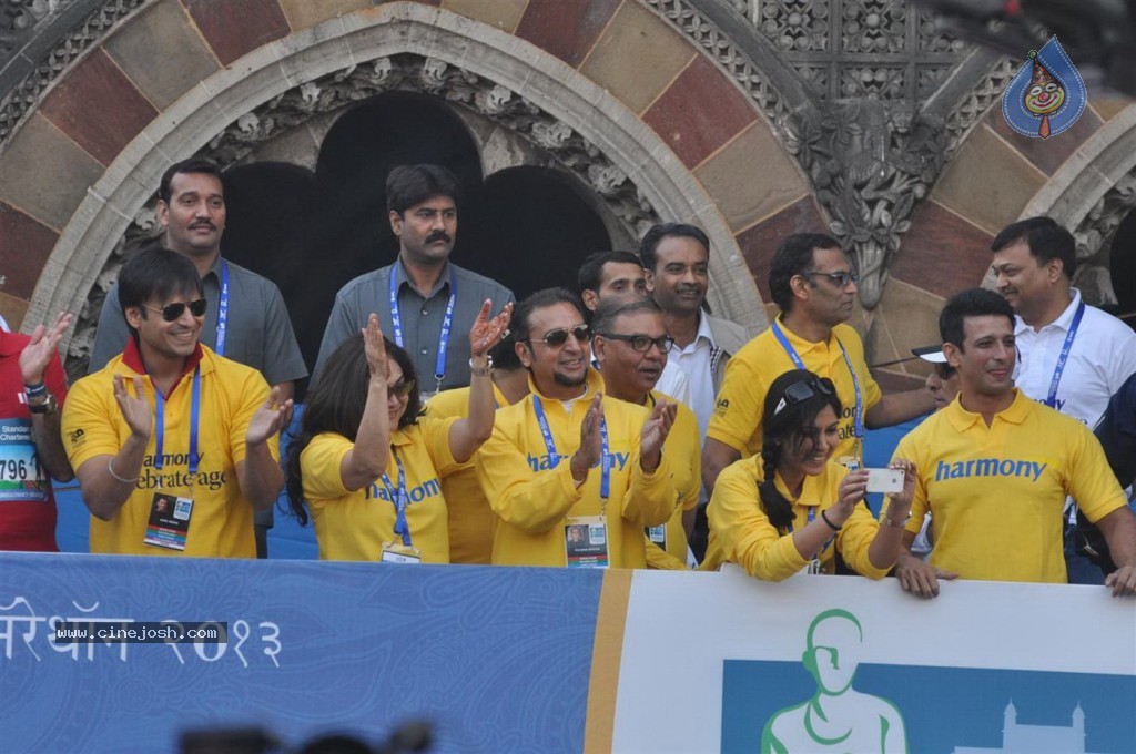 Bolly Celebs at Mumbai Marathon 2013 Event - 42 / 82 photos