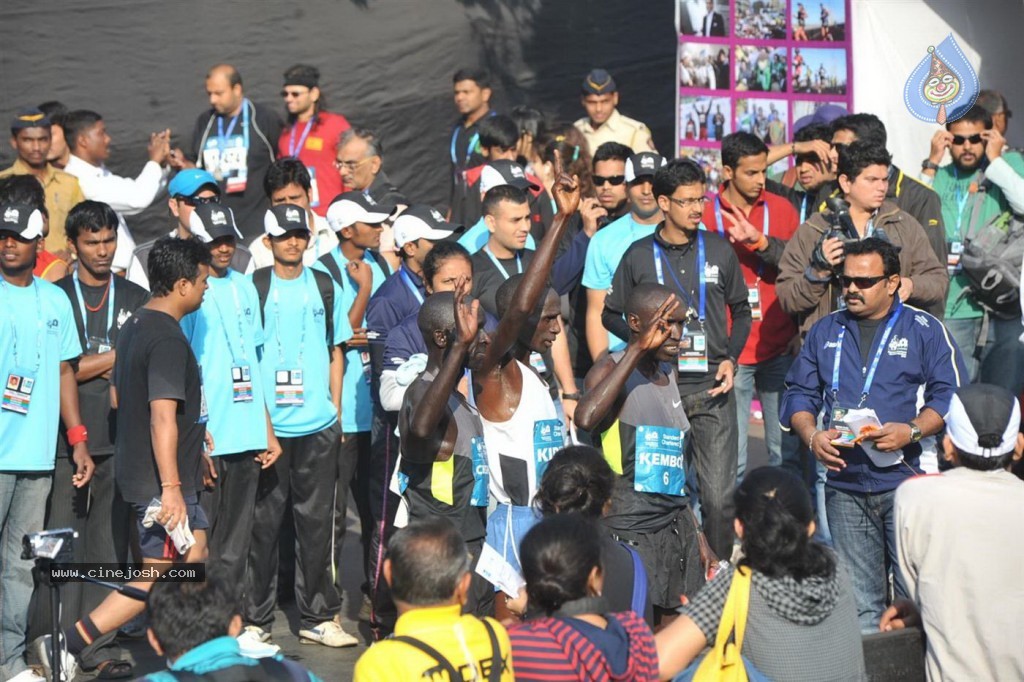 Bolly Celebs at Mumbai Marathon 2013 Event - 44 / 82 photos