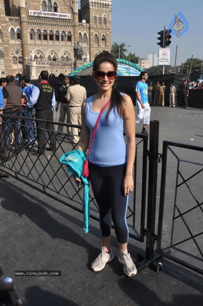 Bolly Celebs at Mumbai Marathon 2013 Event - 73 / 82 photos