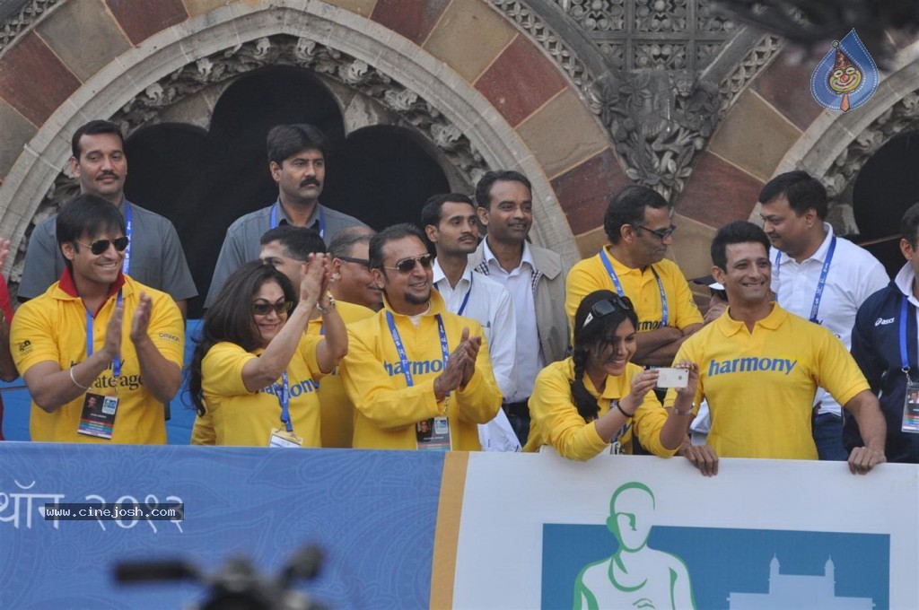 Bolly Celebs at Mumbai Marathon 2013 Event - 74 / 82 photos