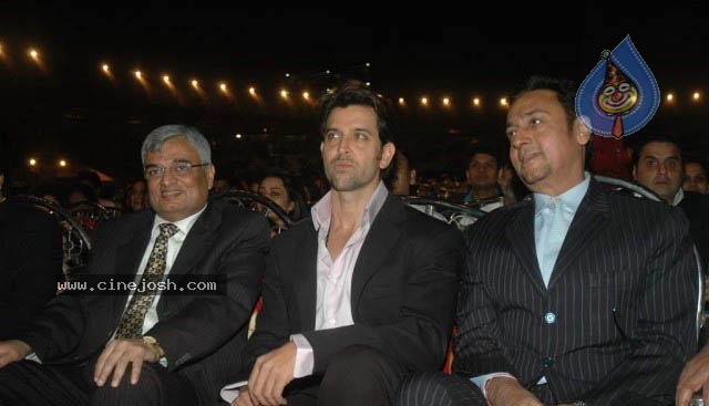 Bolly Celebs at Mumbai Police Show 2010 - 40 / 76 photos