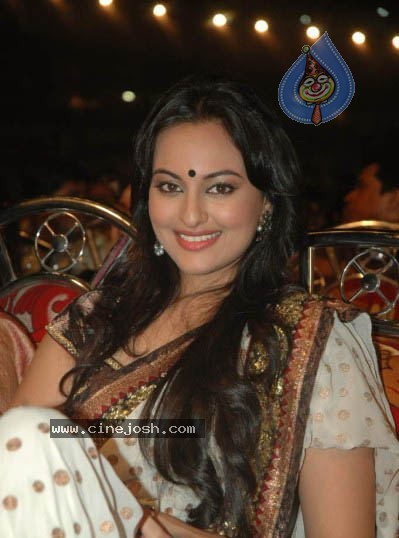 Bolly Celebs at Mumbai Police Show 2010 - 50 / 76 photos