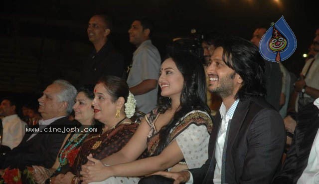 Bolly Celebs at Mumbai Police Show 2010 - 53 / 76 photos