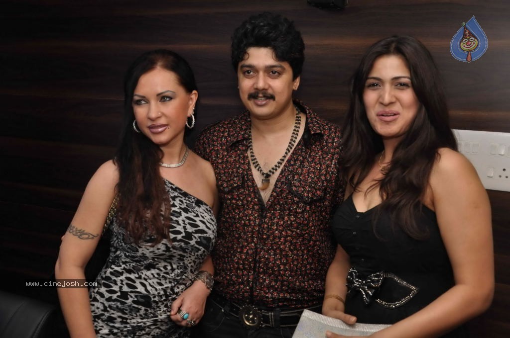 Bolly Celebs at Nadeem Lakdawala Party - 23 / 51 photos