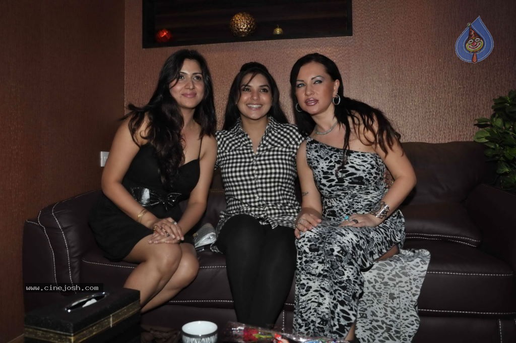 Bolly Celebs at Nadeem Lakdawala Party - 24 / 51 photos