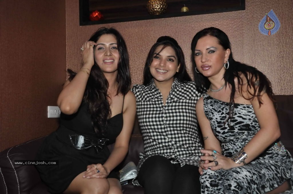 Bolly Celebs at Nadeem Lakdawala Party - 25 / 51 photos