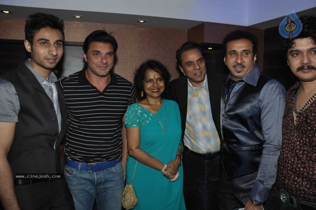 Bolly Celebs at Nadeem Lakdawala Party - 26 / 51 photos