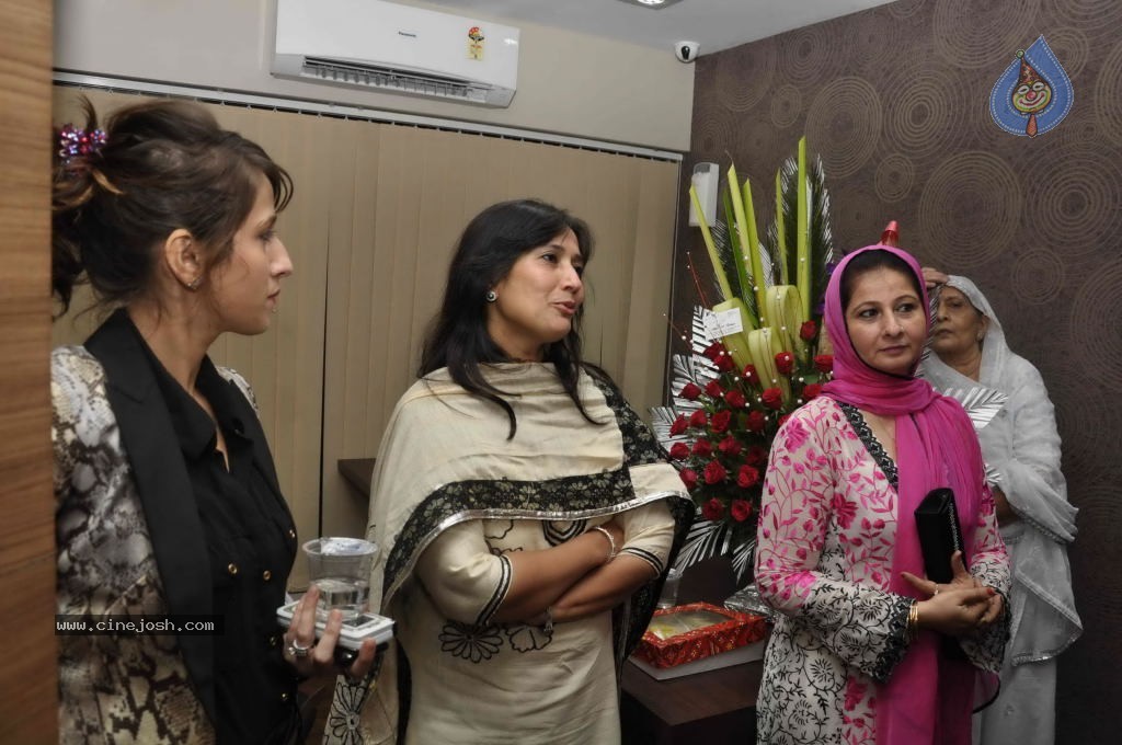 Bolly Celebs at Nadeem Lakdawala Party - 32 / 51 photos