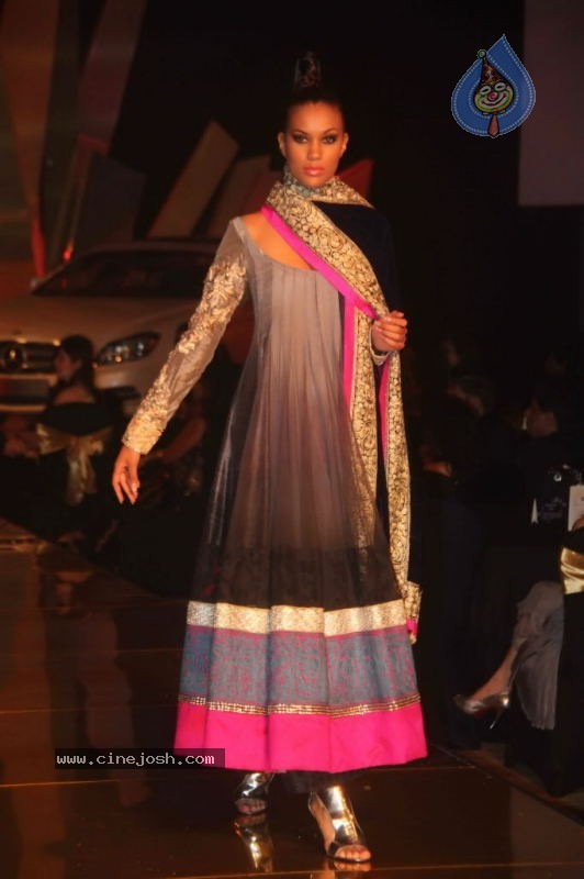 Bolly Celebs at People Magazine Best Dressed Awards 2011 - 17 / 58 photos