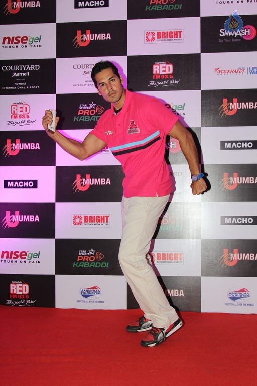 Bolly Celebs at Pro Kabaddi League Match Photos - 9 / 39 photos