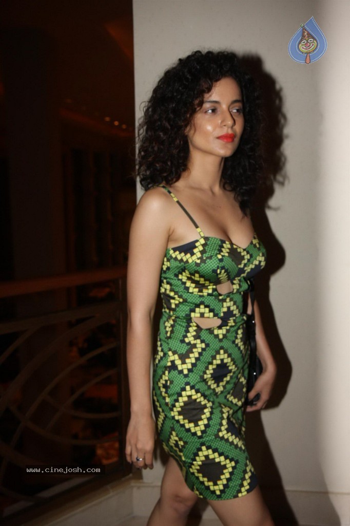 Bolly Celebs at Raanjhanaa Success Party - 45 / 70 photos