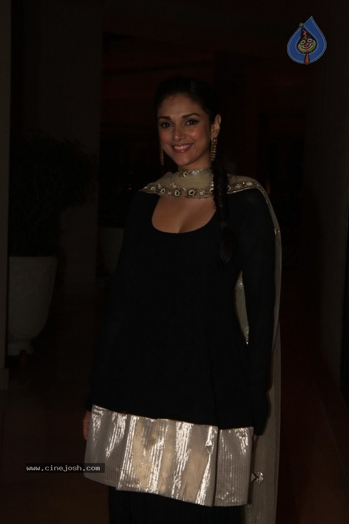 Bolly Celebs at Raanjhanaa Success Party - 49 / 70 photos