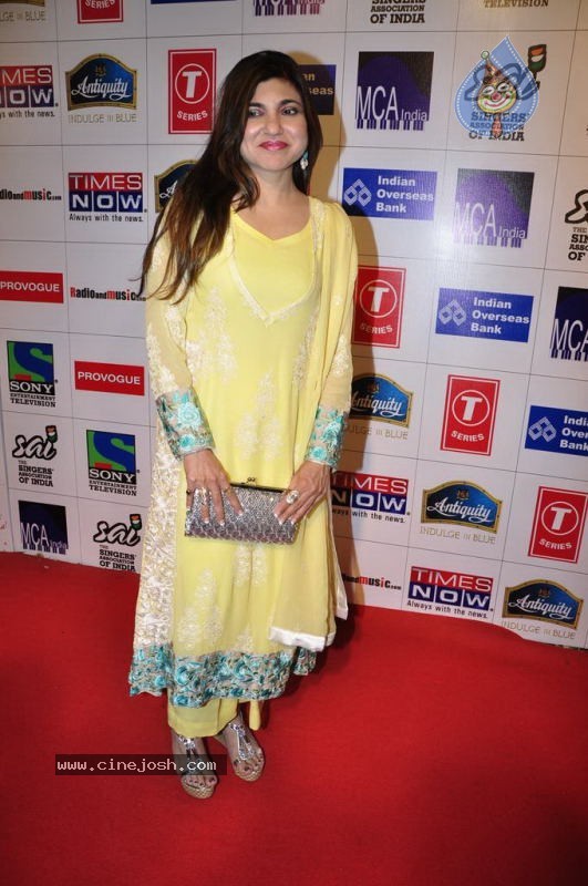 Bolly Celebs at Radio Mirchi Music Awards - 35 / 126 photos