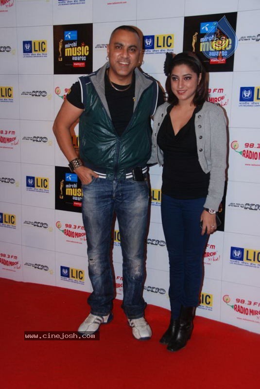 Bolly Celebs at Radio Mirchi Music Awards - 49 / 126 photos