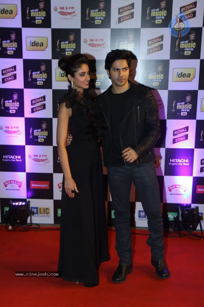 Bolly Celebs at Radio Mirchi Music Awards 2014 - 24 / 58 photos