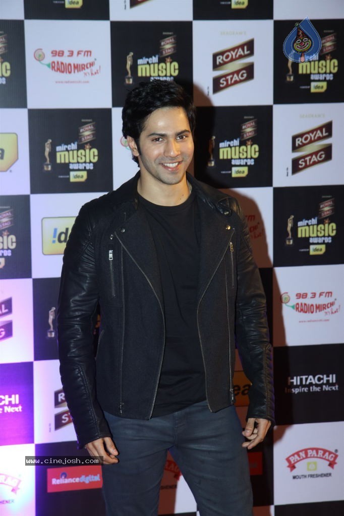 Bolly Celebs at Radio Mirchi Music Awards 2014 - 26 / 58 photos