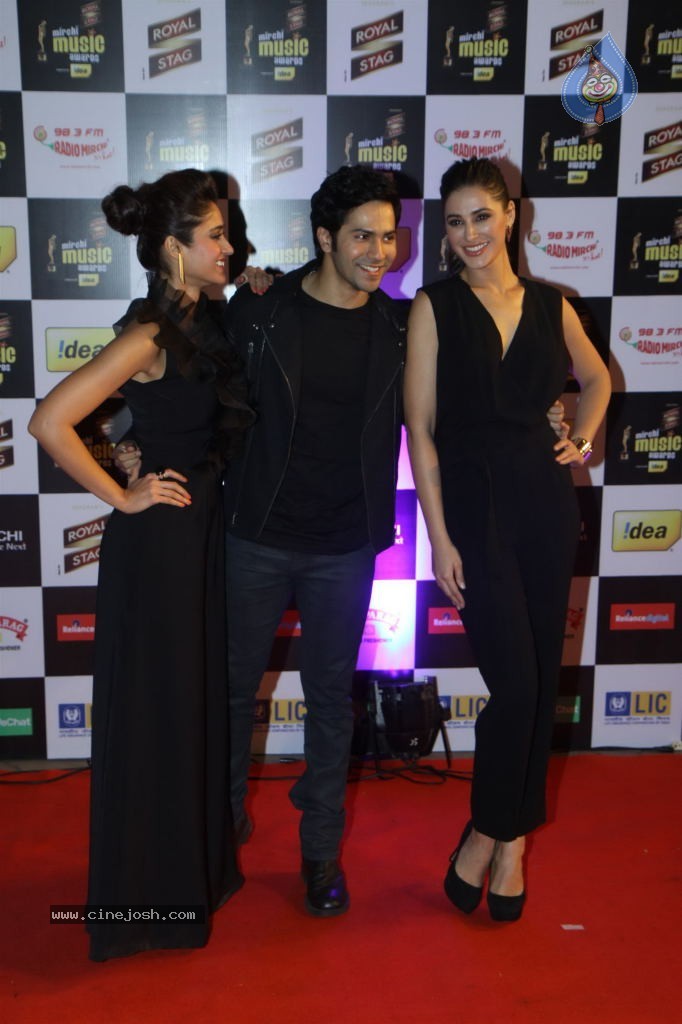 Bolly Celebs at Radio Mirchi Music Awards 2014 - 27 / 58 photos