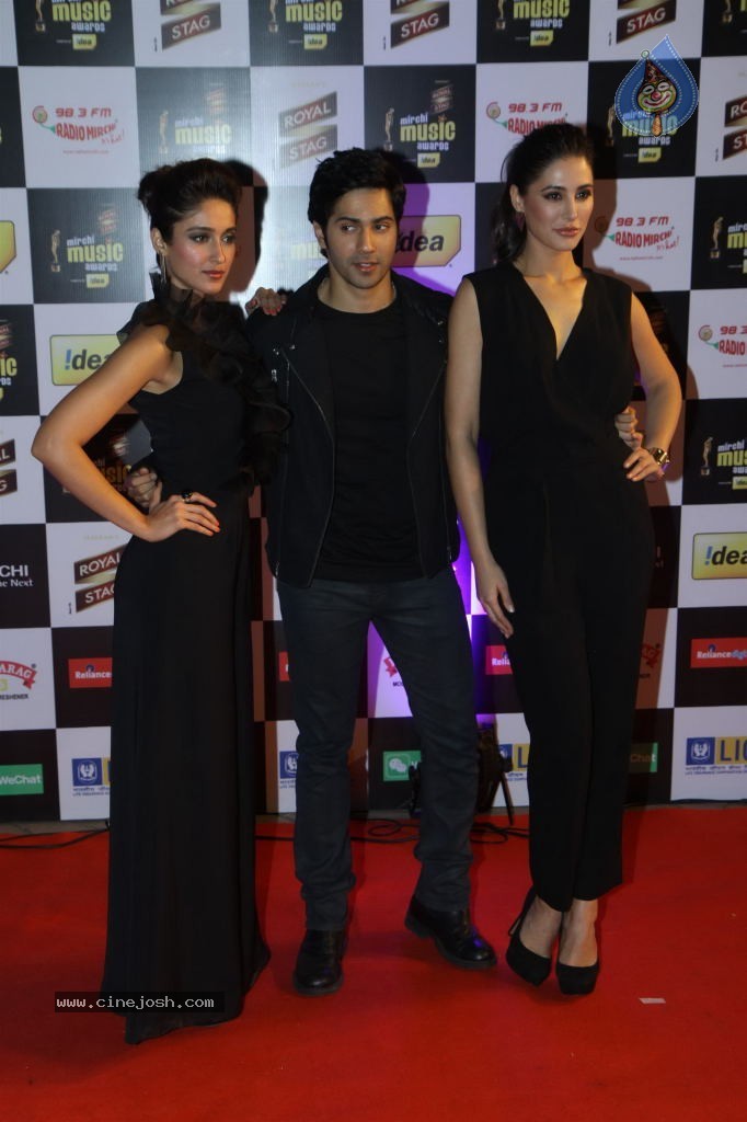Bolly Celebs at Radio Mirchi Music Awards 2014 - 39 / 58 photos
