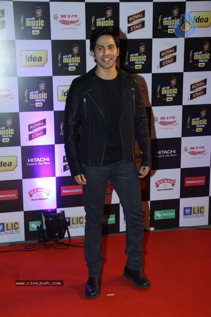 Bolly Celebs at Radio Mirchi Music Awards 2014 - 42 / 58 photos