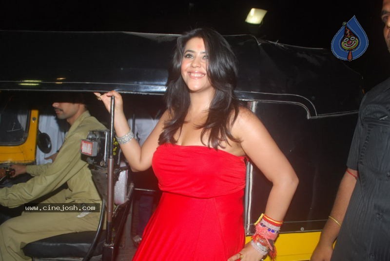 Bolly Celebs at Ragini MMS Movie Premiere - 53 / 56 photos