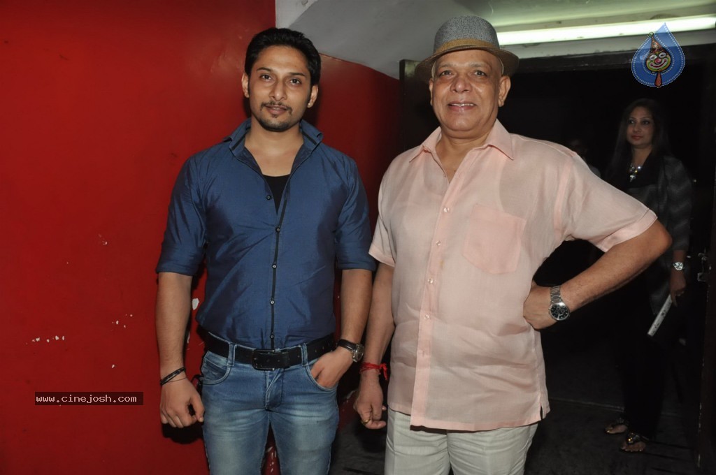 Bolly Celebs at Ramaiya Vastavaiya Special Show - 27 / 79 photos