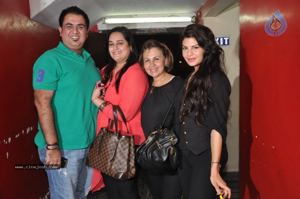 Bolly Celebs at Ramaiya Vastavaiya Special Show - 40 / 79 photos