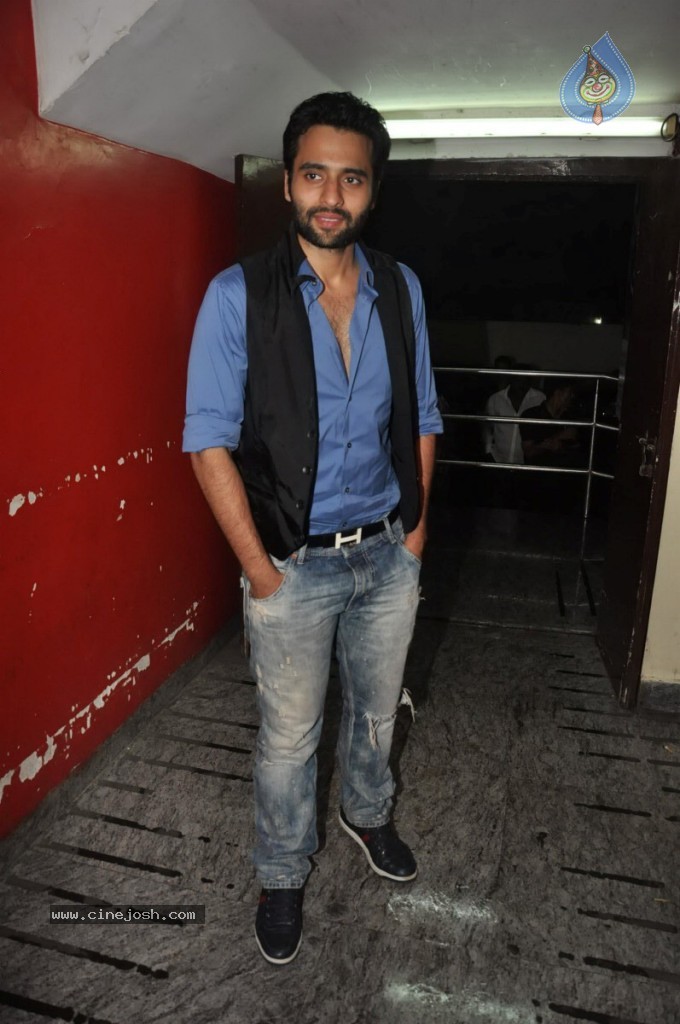 Bolly Celebs at Ramaiya Vastavaiya Special Show - 50 / 79 photos