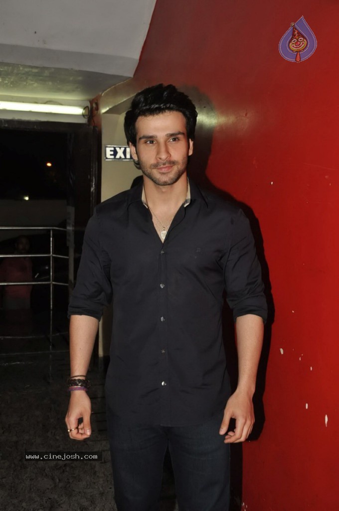 Bolly Celebs at Ramaiya Vastavaiya Special Show - 52 / 79 photos