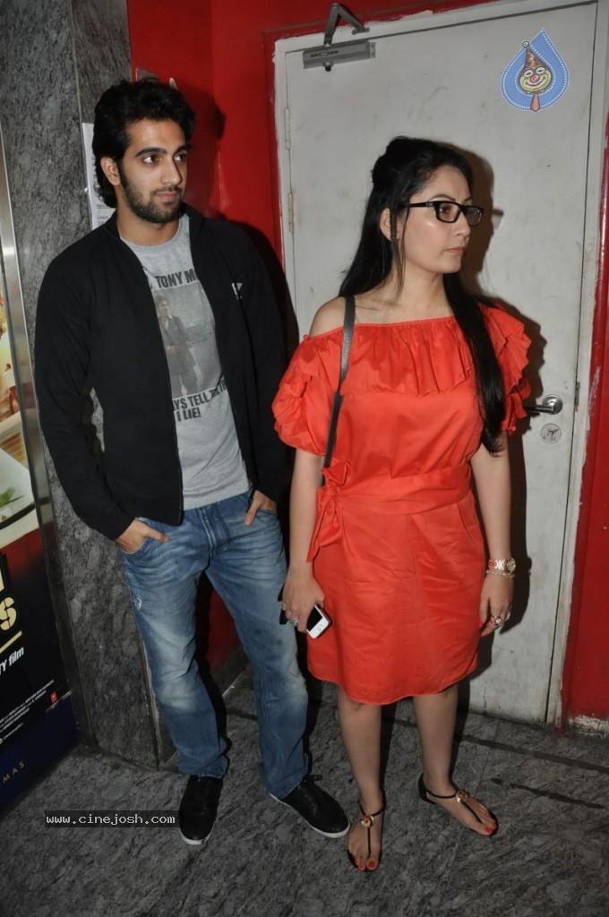 Bolly Celebs at Ramaiya Vastavaiya Special Show - 55 / 79 photos