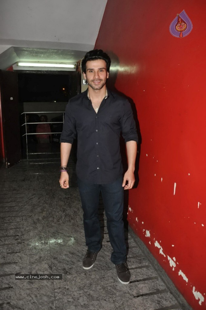 Bolly Celebs at Ramaiya Vastavaiya Special Show - 67 / 79 photos