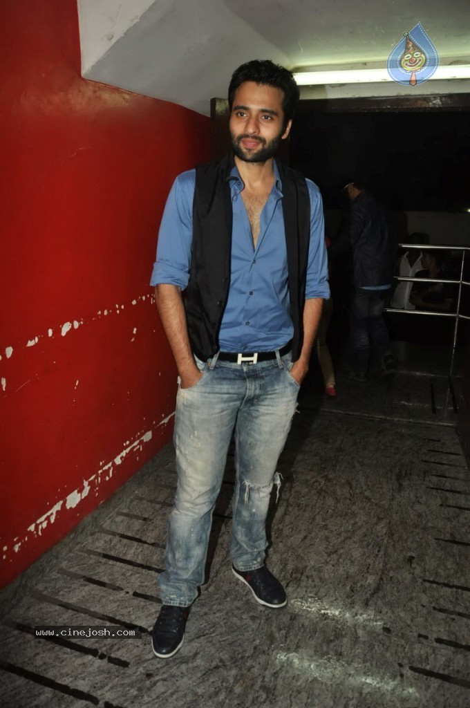 Bolly Celebs at Ramaiya Vastavaiya Special Show - 69 / 79 photos