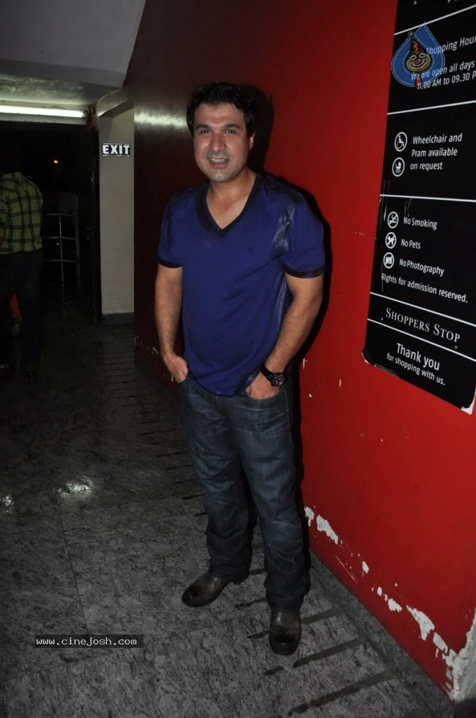 Bolly Celebs at Ramaiya Vastavaiya Special Show - 76 / 79 photos