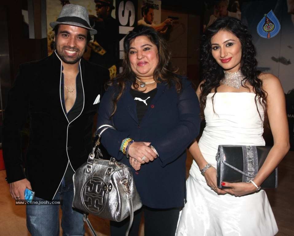 Bolly Celebs at Riddick Premiere - 24 / 28 photos