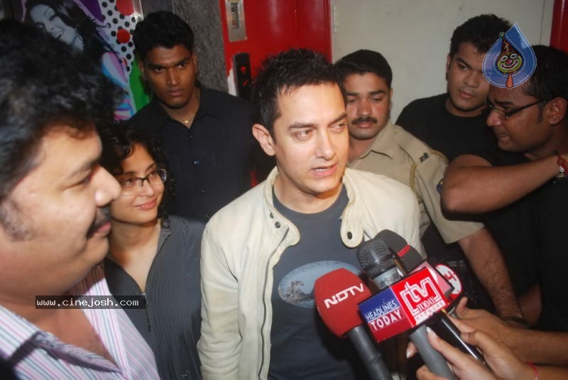 Bolly Celebs at Robot Premiere - 8 / 70 photos