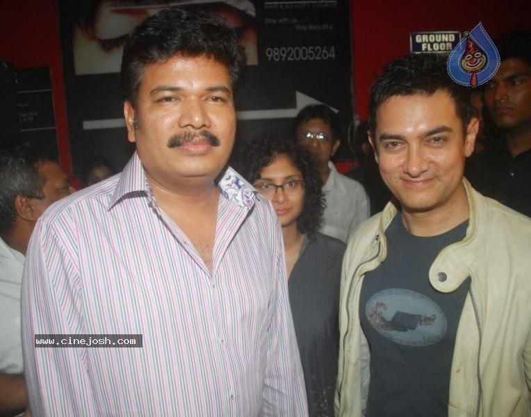 Bolly Celebs at Robot Premiere - 12 / 70 photos