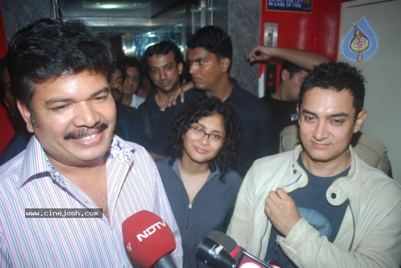 Bolly Celebs at Robot Premiere - 14 / 70 photos