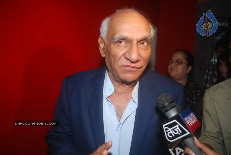 Bolly Celebs at Robot Premiere - 21 / 70 photos